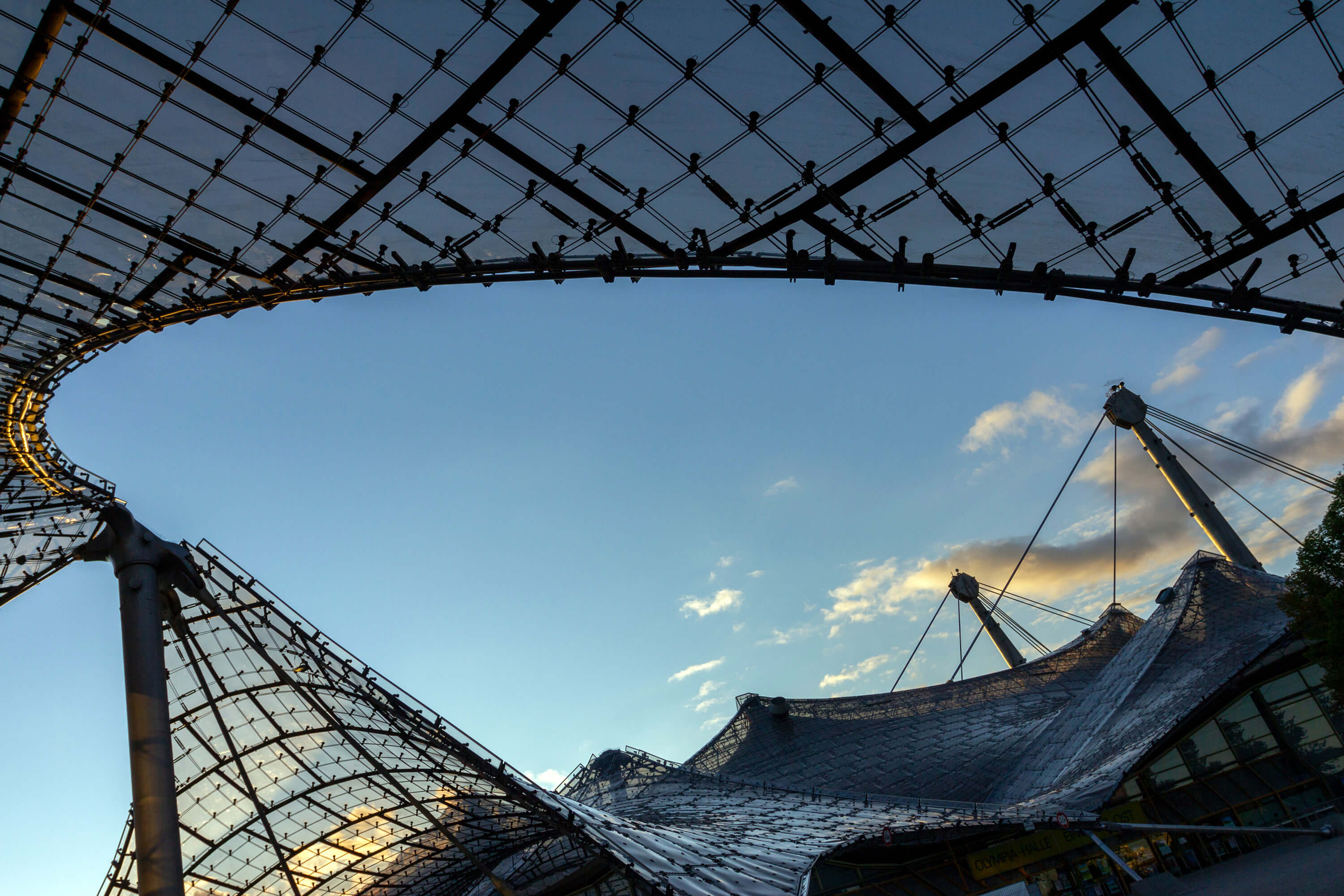 Das Dach des Olympiastadions in München bei weiß blauem Himmel