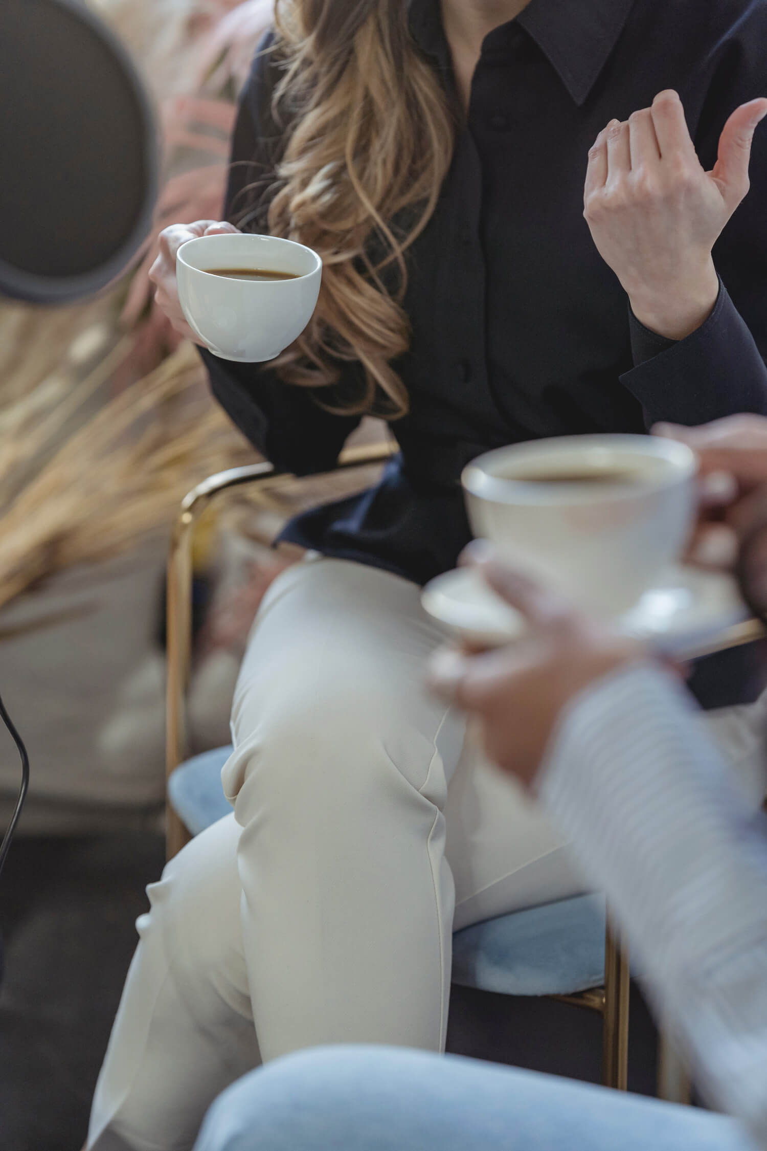 Zwei Damen unterhalten sich bei einer Tasse Kaffee oder Tee